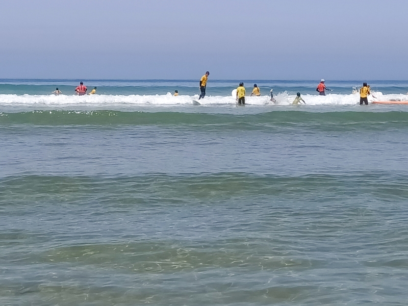grupo de niños en el campamento de verano de surf en cantabria naturkids