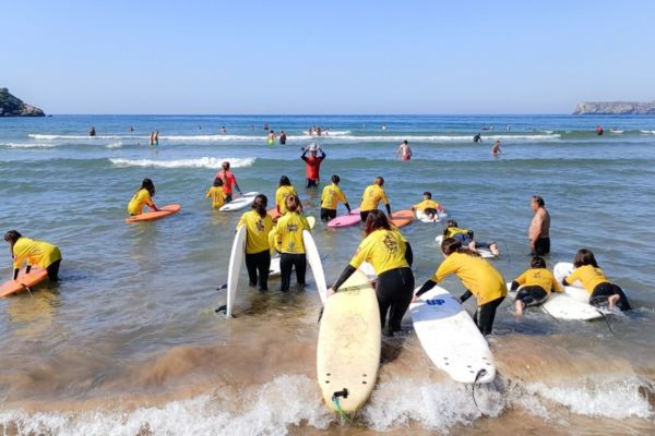 compañerismo surf camp