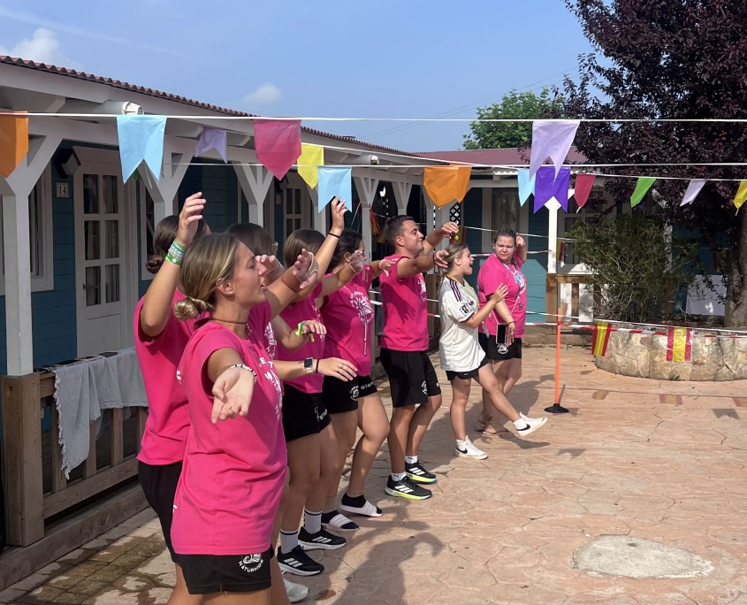 campamento-escolar-madrid-cantabria monitores-bailando-actividad de grupo